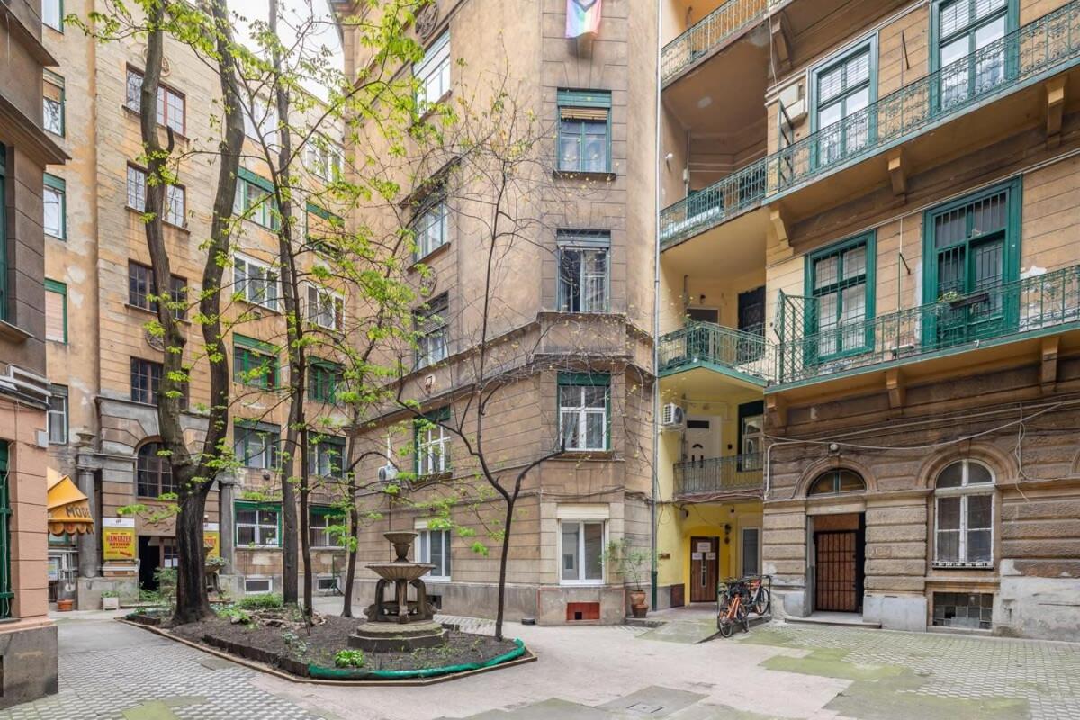 New - Simple * Budapest